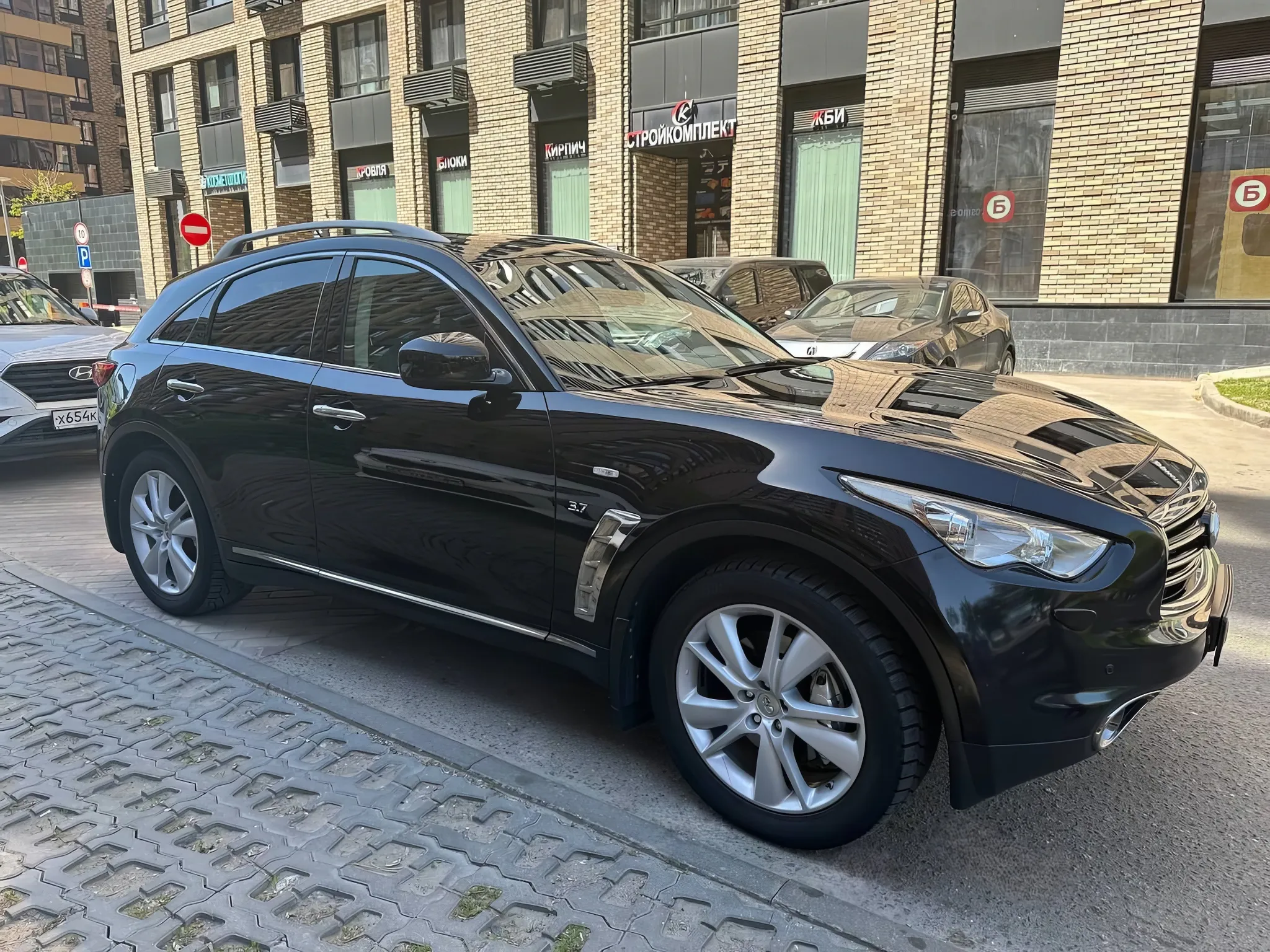 INFINITI QX70